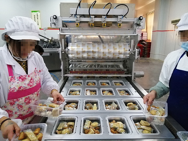 Laatste bedrijfsblogs Automatische tray sealer voor de productielijn voor het verzegelen van gebak